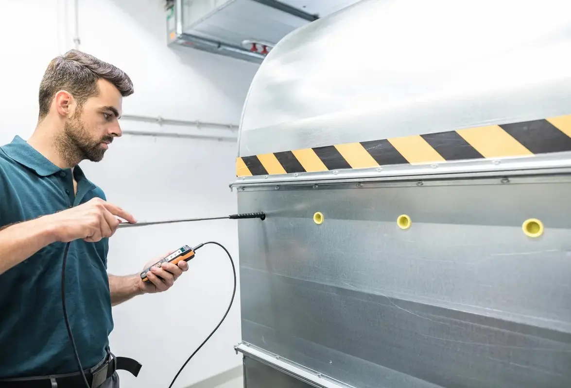 Miernik wielofunkcyjny Testo 440 z bezprzewodową sondą wiatraczkową (Ø 100 mm) i przewodową sondą wiatraczkową (Ø 16 mm)